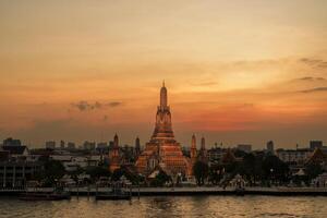 wat arun temple dans coucher de soleil, temple de Aube près chao Phraya rivière. point de repère et populaire pour touristique attraction et Voyage destination dans Bangkok, Thaïlande et sud-est Asie concept photo