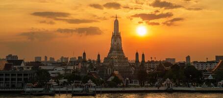 wat arun temple dans coucher de soleil, temple de Aube près chao Phraya rivière. point de repère et populaire pour touristique attraction et Voyage destination dans Bangkok, Thaïlande et sud-est Asie concept photo