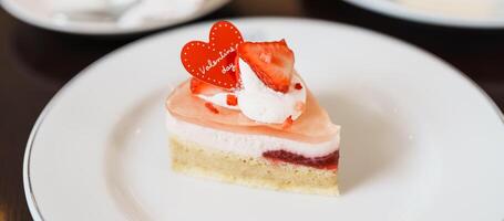 fait maison fromage gâteau avec Frais des fraises et chaud thé Coupe. dessert et boisson pour content Valentin journée fête photo