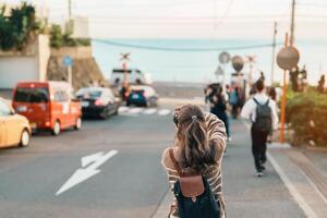 femme touristique visite dans Kamakura, Kanagawa, Japon. content voyageur tourisme Kamakurakokomae train gare. point de repère et populaire pour touristes attraction près Tokyo. Voyage et vacances concept photo