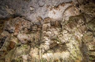 magnifique pierre de coulée et stalactites dans puis cung la grotte ou céleste palais la grotte de halong baie, vietnam. photo