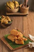 manioc frit servi sur table en bois photo