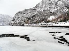paysage d'hiver fjord du lac de la rivière gelée, bancs de glace, norvège. photo