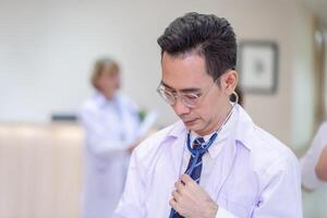 médecin posant et souriant à hôpital, médical soins de santé et médecin service, équipe de métis médecins photo