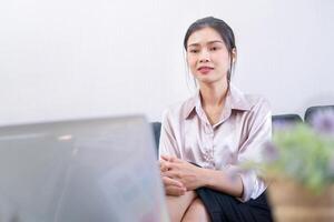 Jeune femme d'affaires en utilisant ordinateur formation réunions, vidéo appels dans moderne Bureau photo