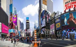 New York, États-Unis, 31 août 2017 - personnes non identifiées sur Times Square, New York. Times Square est le lieu touristique le plus populaire de la ville de New York. photo