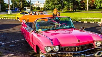 La Havane, Cuba, 1er juillet 2017 - voiture d'époque dans les rues de La Havane, Cuba. il y a plus de 60.000 voitures anciennes dans les rues de cuba. photo