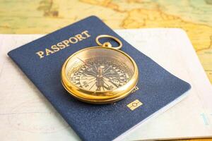 boussole sur passeport livre sur carte, document à immigration pour Voyage à aéroport dans pays. photo