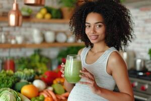 ai généré un africain Enceinte femme détient une verre de vert smoothie dans sa mains contre le Contexte de le cuisine photo