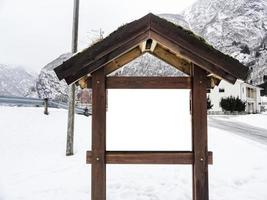 panneau d'information touristique en bois vide en hiver en norvège. photo