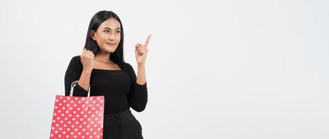 concept de magasinage de femme. heureusement fille et sacs à provisions photo