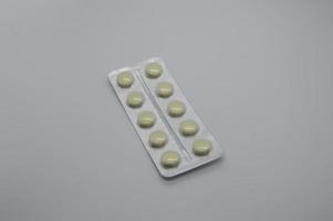 pilules médicales et blister sur fond blanc photo