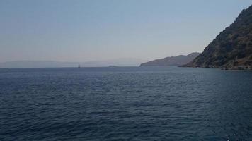 mer égée en turquie, panorama des montagnes et de la côte photo