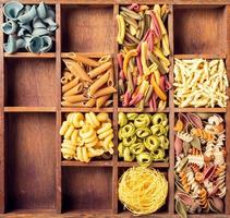 pâtes italiennes colorées assorties dans une boîte en bois photo