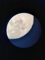 la lune à travers un télescope photo