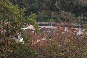 italien ville avec église vu de au dessus parmi le des arbres dans l'automne photo