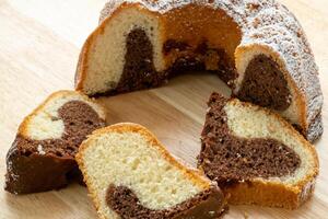 traditionnel fait maison marbre gâteau. tranché marbre bundt gâteau sur en bois table photo