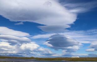 nuages d'ovni spectaculaires dans le ciel au-dessus de l'islande - altocumulus lenticularis. photo
