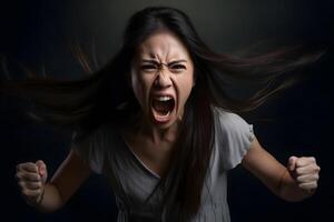 ai généré en colère Jeune adulte asiatique femme en hurlant sur noir Contexte. neural réseau généré photoréaliste image. photo