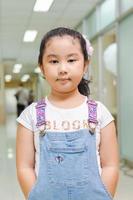 portrait d'une jolie petite fille asiatique photo