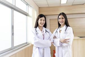 portrait d'une femme médecin intelligente avec un stéthoscope debout à la réception de l'hôpital. photo