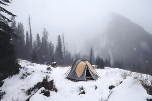 ai généré touristique tente camp à neige couvert brumeux hauts plateaux, neural réseau généré image photo