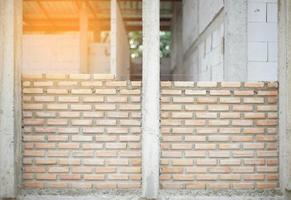 construit un mur de briques dans la maison photo