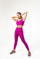 femme dans vibrant rose des sports tenue avec coudes en haut et mains sur cou photo