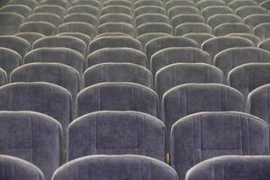 Contexte gris chaises sont vide dans le salle ou concert salle. photo