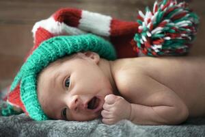 nouveau née bébé portant une Noël gnome chapeau. photo