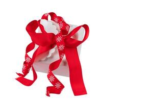 cadeau boîte avec rouge Noël arc isolé sur blanc Contexte. cadeau, remise photo