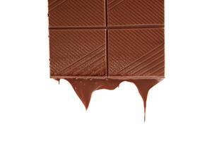 pièce de fondu Chocolat bar isolé sur blanc Contexte. Chocolat gouttes. photo