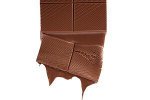 pièce de fondu Chocolat bar isolé sur blanc Contexte. Chocolat gouttes. photo