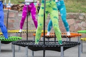 jambes dans brillant leggings sauter sur trampolines. photo