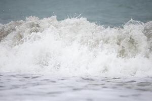 magnifique mousseux brise de le vagues de le mer fermer. photo