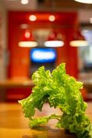 vert salade feuille sur flou cuisine Contexte. en bonne santé en mangeant et végétarisme. photo