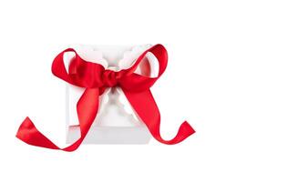 cadeau boîte avec rouge arc isolé sur blanc Contexte. cadeau, remise photo