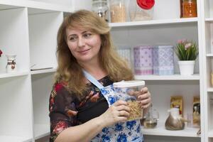 plaine femme dans le cuisine avec Pâtes photo