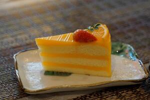 Orange gâteau est une fruit gâteau. cette a une sucré et acide goût décoré avec Orange pulpe. il a le arôme de Orange parfum et le gâteau est doux et lisse. riches dans utile vitamines photo