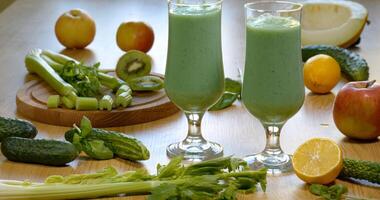 biologique fraîchement pressé vert légume et fruit smoothie dans une verre. le concept de en bonne santé et végétarien aliments. photo