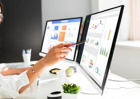 analyste travail sur Les données une analyse ou bi tableau de bord sur ordinateur moniteur. affaires équipe en cours d'analyse financier Les données par fintech dans entreprise Bureau pour affaires commercialisation et stratégie planification. pionnier photo