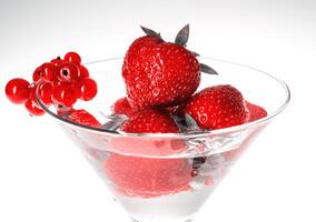 fraise dans martini verre isolé sur blanc Contexte photo