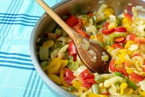 frit poivre sur une friture poêle. frit coloré des légumes sur une friture poêle. photo