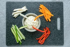 légume des bâtons et trempettes dans bol. en bonne santé des légumes et tremper collation. photo