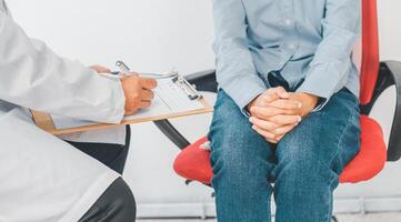 les patients Souffrance de la dépression viens à consulter une psychiatre pour Conseil et traitement des lignes directrices. photo