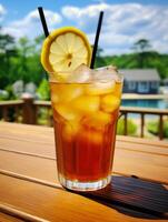 ai généré une verre de glacé thé avec citron sur une en bois tableau. photo