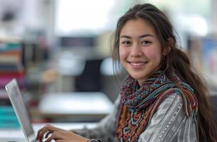 ai généré Jeune femme Heureusement travail sur une portable dans le bureau, responsabilité photo