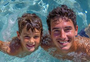 ai généré content père et fils souriant dans le piscine, diverse l'eau les usages image photo
