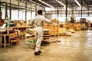 africain homme ouvriers ingénierie permanent avec confiance avec travail suite robe et main gant dans de face machine. concept de intelligent industrie ouvrier en fonctionnement. bois usine produire bois palais. photo