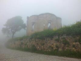 Père Noël ruines dans brumeux temps, gumushane, Turquie. photo